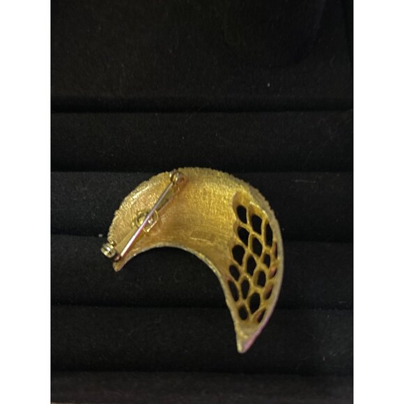 Vintage JJ Gold-Tone Crescent Moon Brooch With Filigree Detailing Gold Tone - Picture 8 of 9